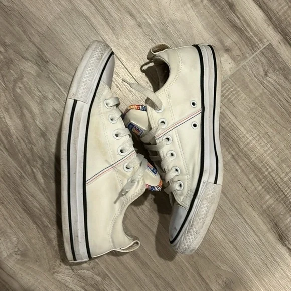 Converse size 6 Chuck Taylor’s with padded tongue - Picture 3 of 7